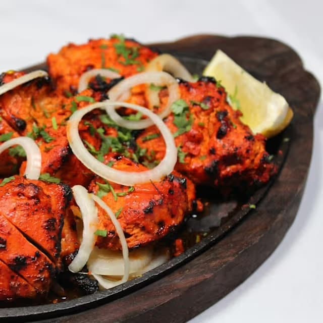 Poulet tikka grillé, oignons et citron