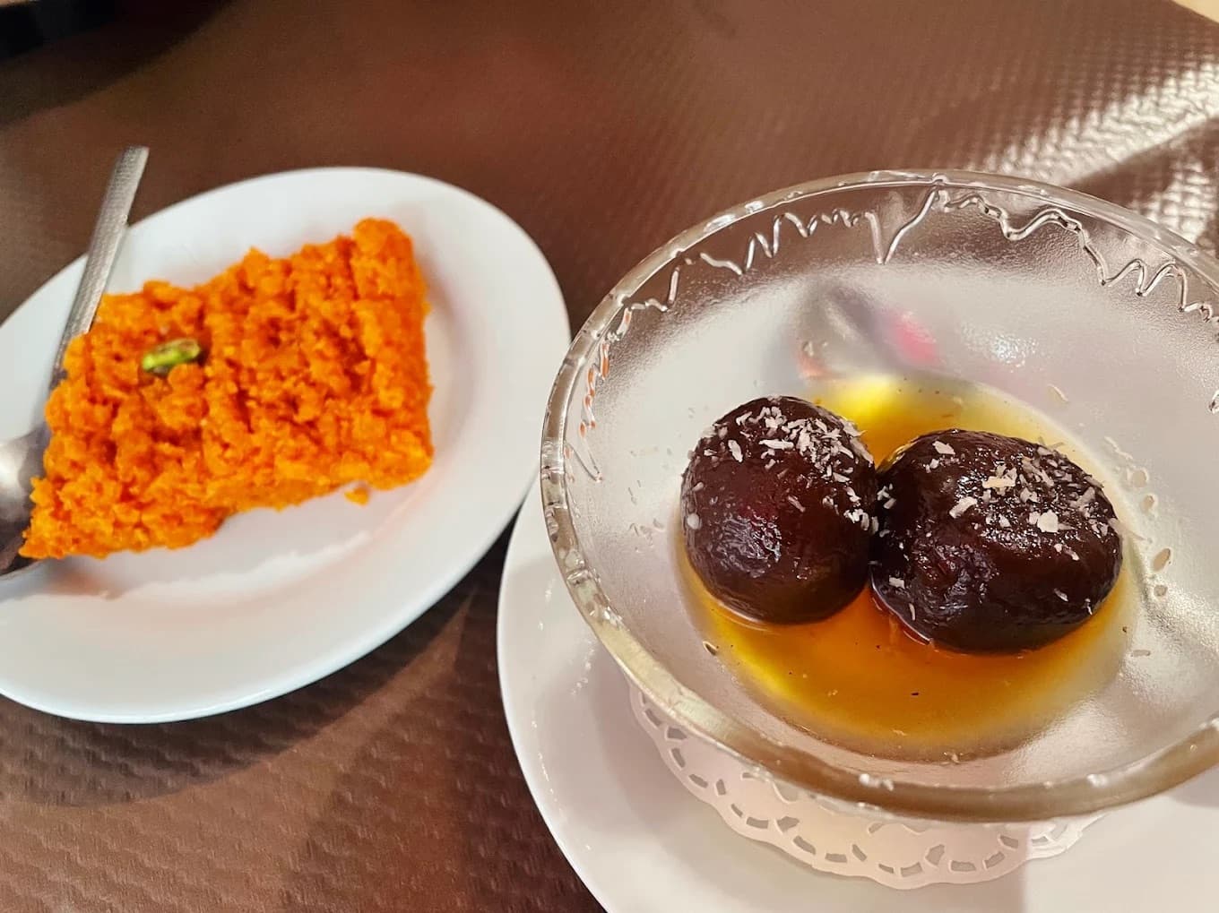 Gulab jamun au sirop et gajar halwa
