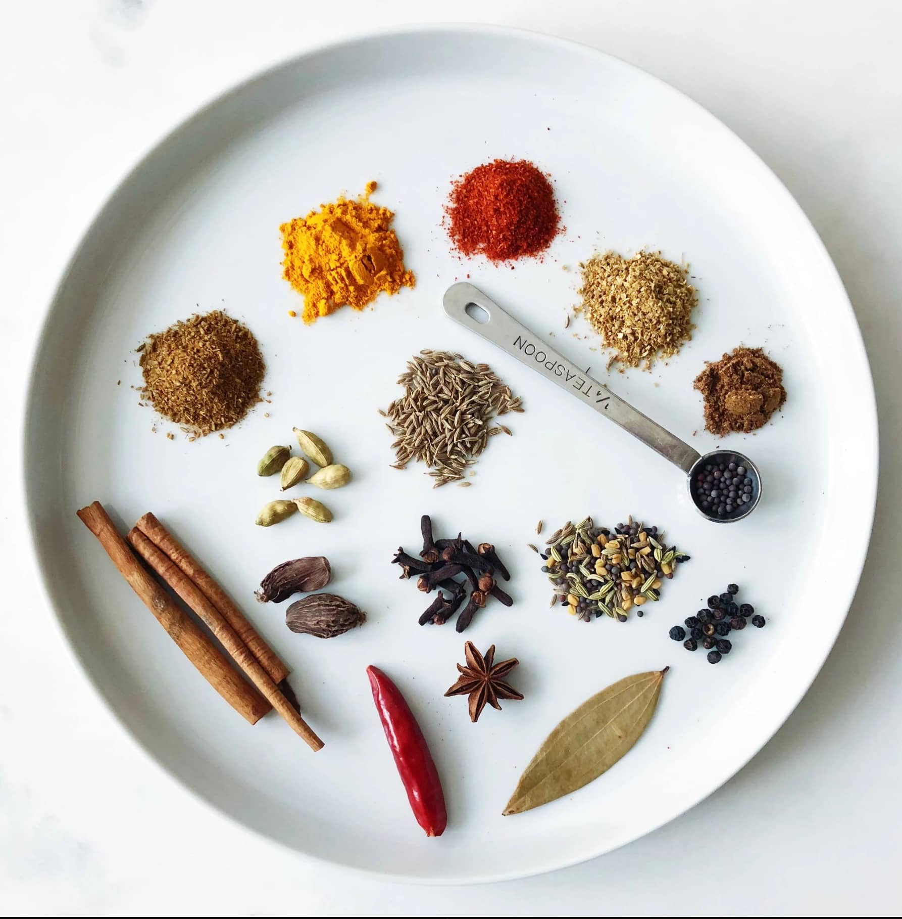 Épices entières : cannelle, badiane, cardamome, piment et curcuma