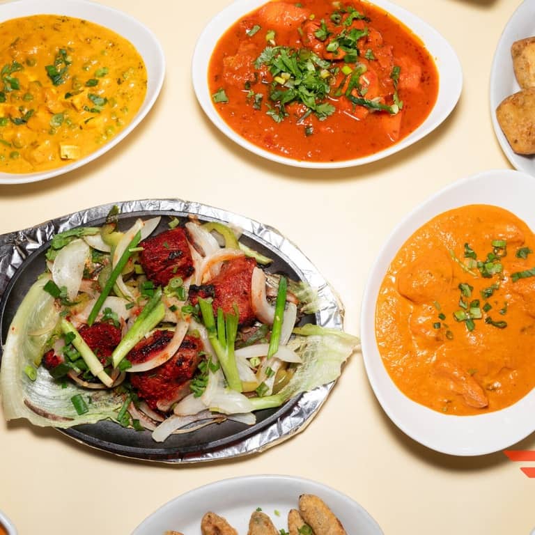 Plats à partager : currys, grillades et naans