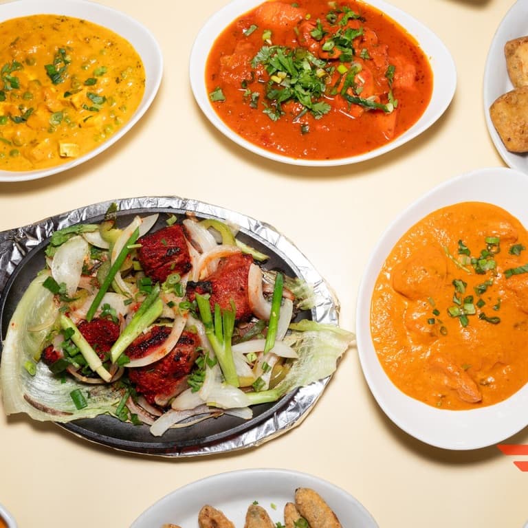 Plats à partager : currys, grillades et naans
